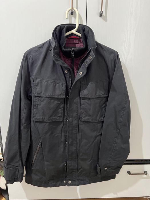 Продавам мъжко / юношеско яке на марката Victorinox