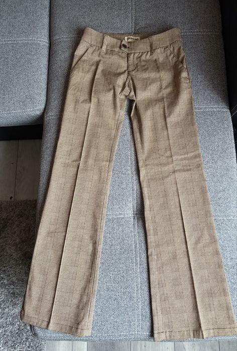 Pantaloni femei croiala skinny evazati