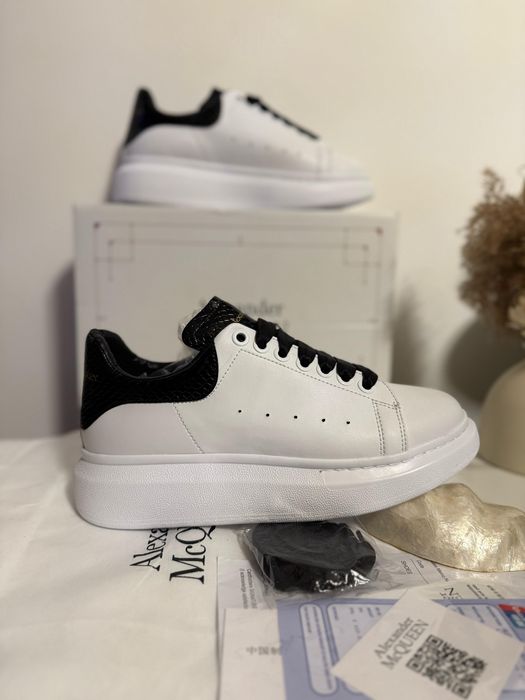 Adidasi Alexander M C Q U E E N Piele Neagra