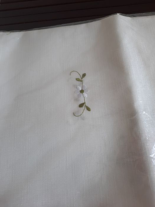 Față de masă cu broderie florala