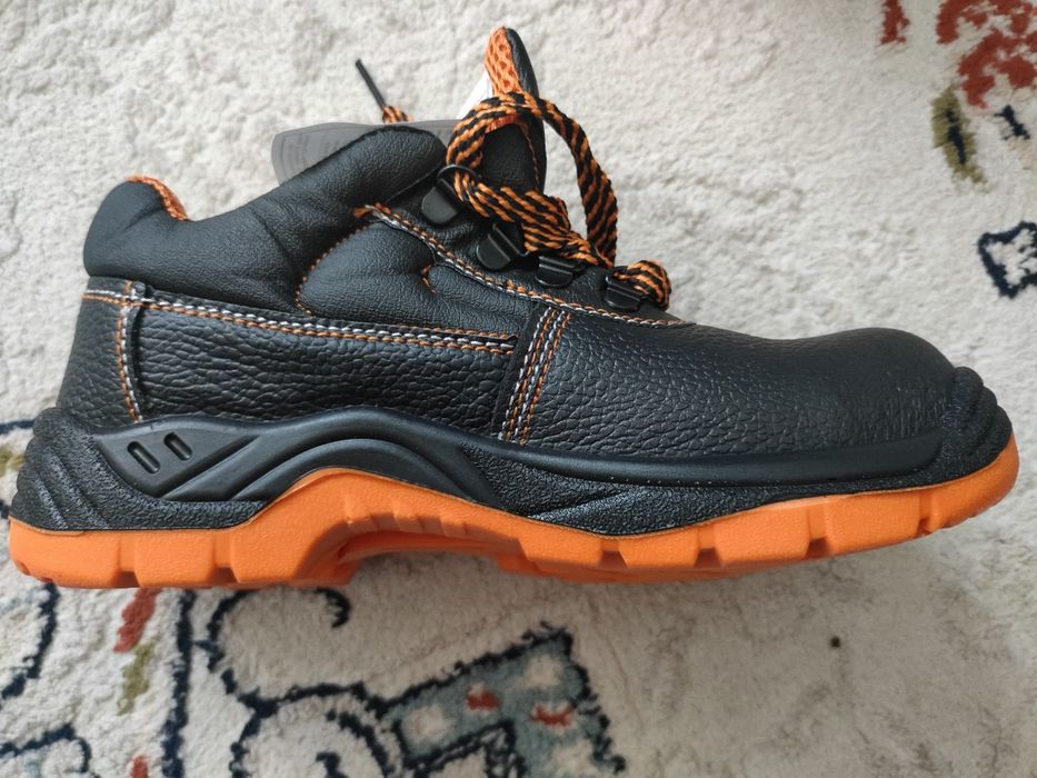 Продам рабочие обувь 38 размер