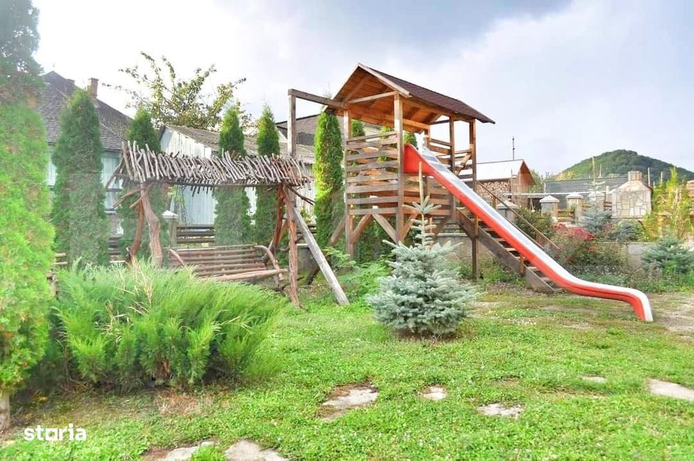 Pensiune 13 camere,750 mp, 2000 mp de teren, lac, Varatec
