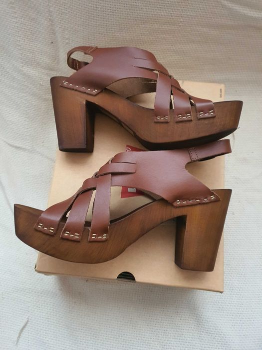 Reducere de pret -Sandale Levi's maro numarul 41