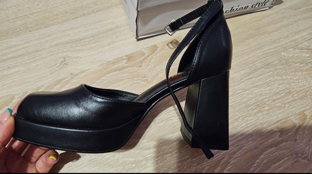 Дамсми сандали с дебел ток