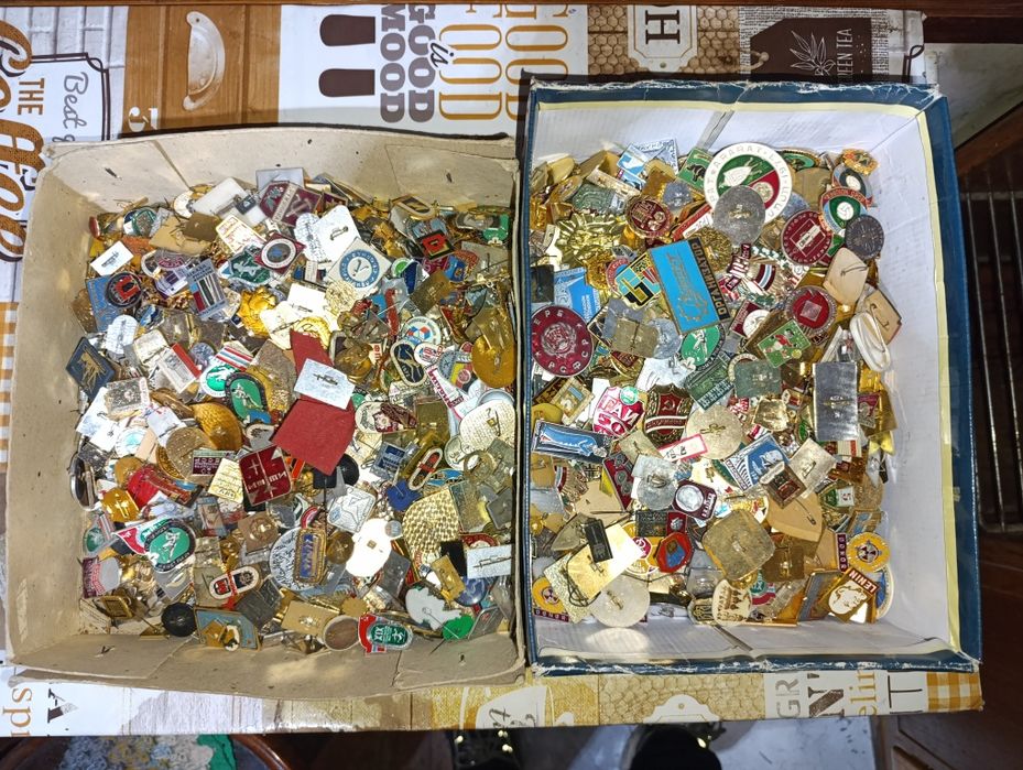 Продаю разные  значки