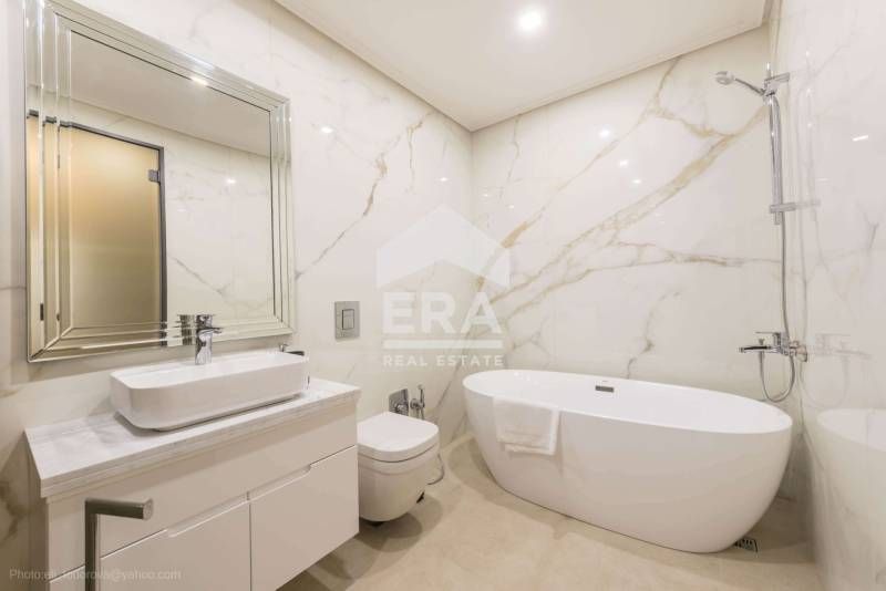 Луксозен тристаен апартамент за продажба в затворен комплекс, на брега