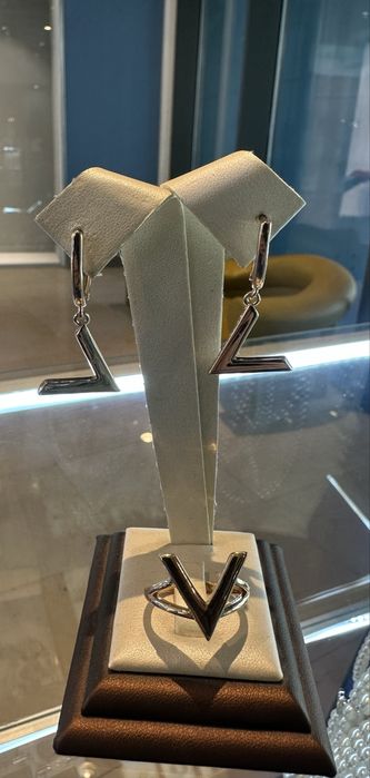 Продаю стильный комплекы:серьги + кольцо