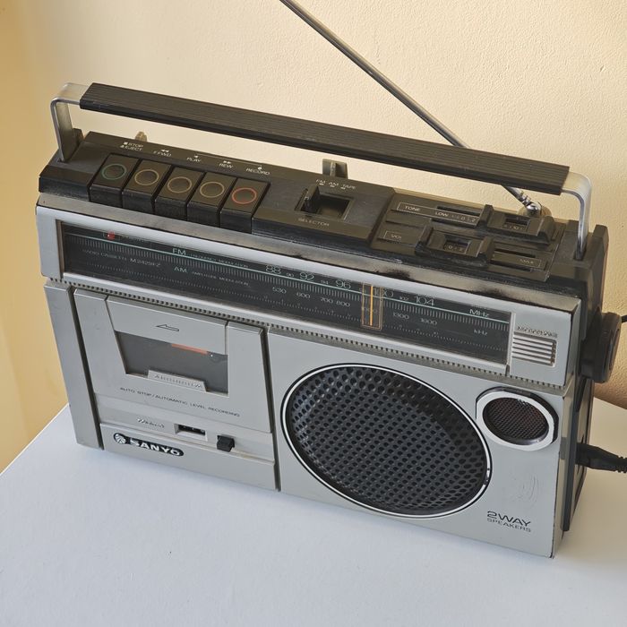 SANYO M2429FZ – винтидж радио‑касетофон, 1982г.