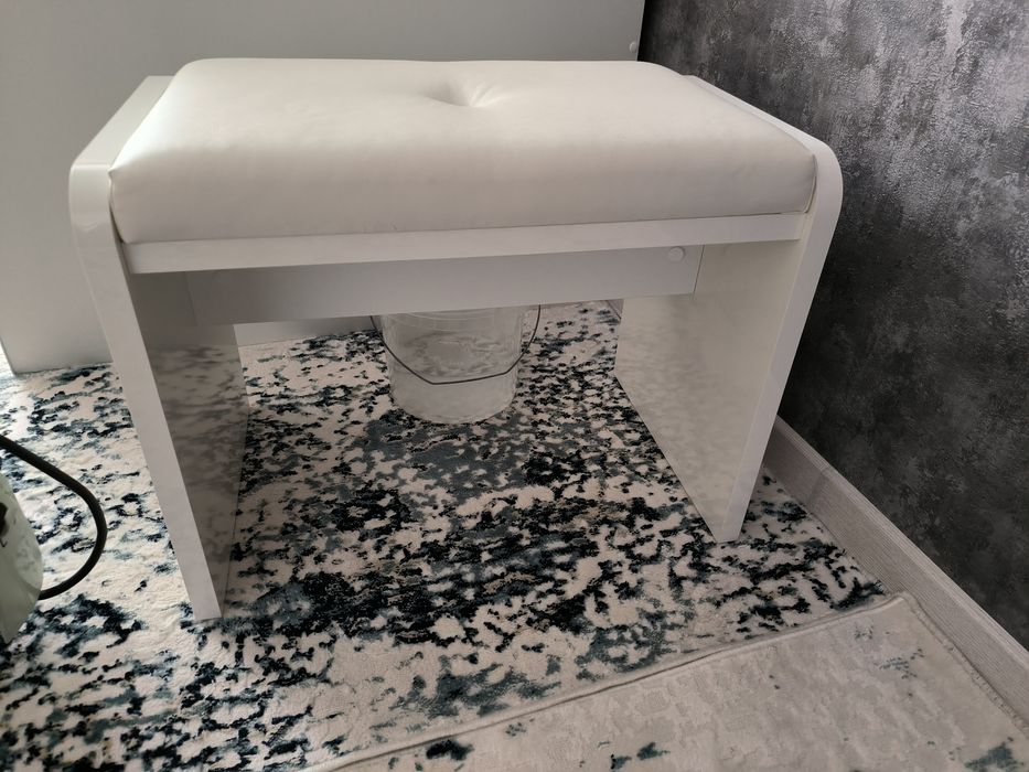 Продается стол с пуфиком в отличном состоянии