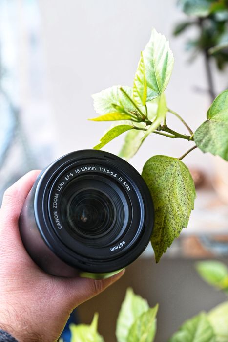 DSLR фотоапарат Canon 750d + EF-S 18-135mm f/3.5-5.6 IS STM+светкавица