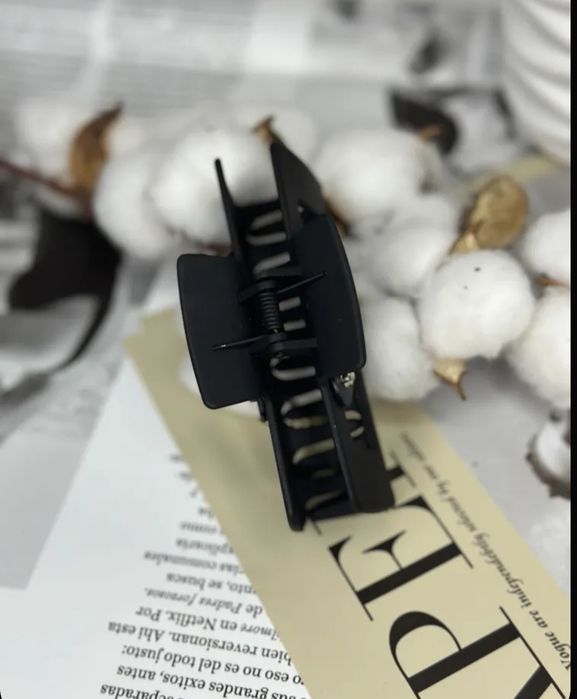 Крабик-заколка для волос в дизайне Prada.