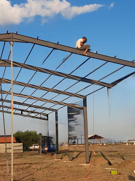 Vând hala metalică Avem pe stoc 
Asiguram transport și montaj Dorim se