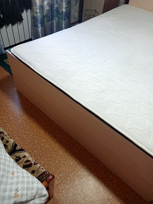 Продам двухспальную кровать.