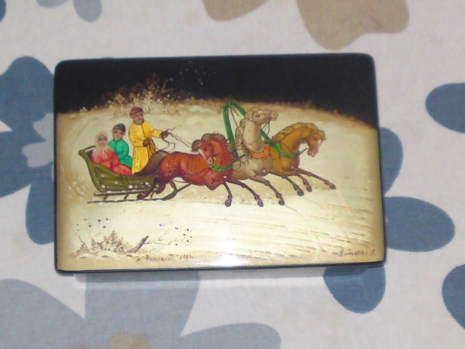 Продавам Руска емайлирана кутия от дьрво