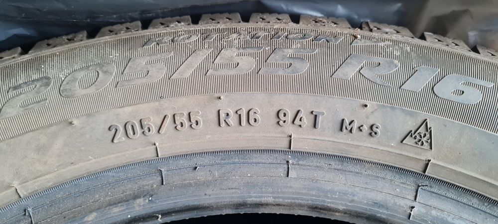 Продам шипованные шины 60 000т. 4шт. Летние шины 40 000т. 4 шт.