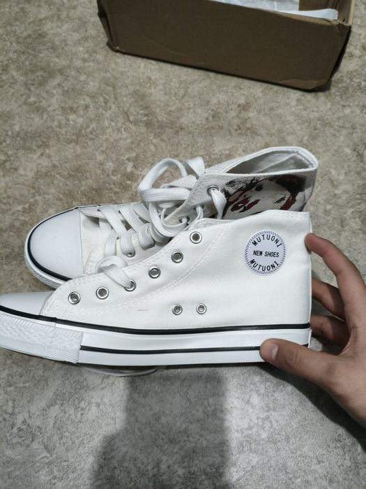 Продам Конверсы белые 42 размер