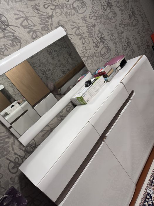 Комод с зеркалом