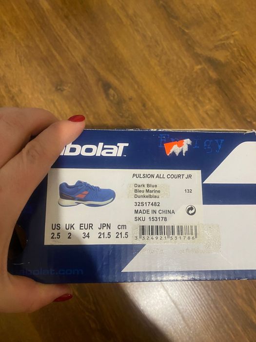 Кроссовки и футболка.