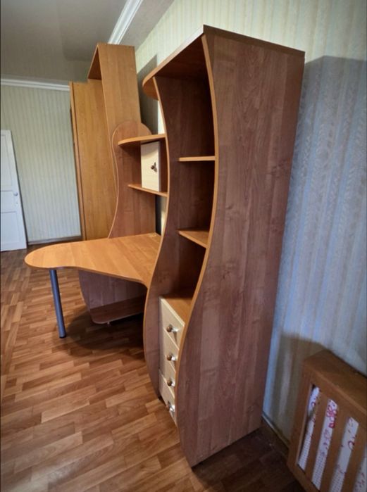 Письменный компьютерный стол с полками