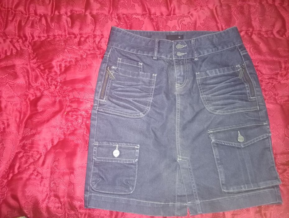 Vând haine . Folosite o dată