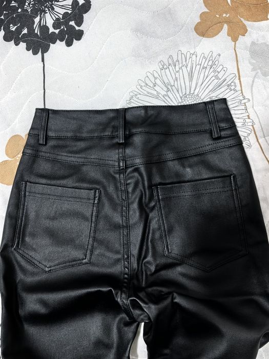 Vând pantaloni imitație de piele