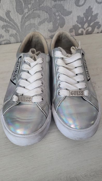 Оригинални обувки guess