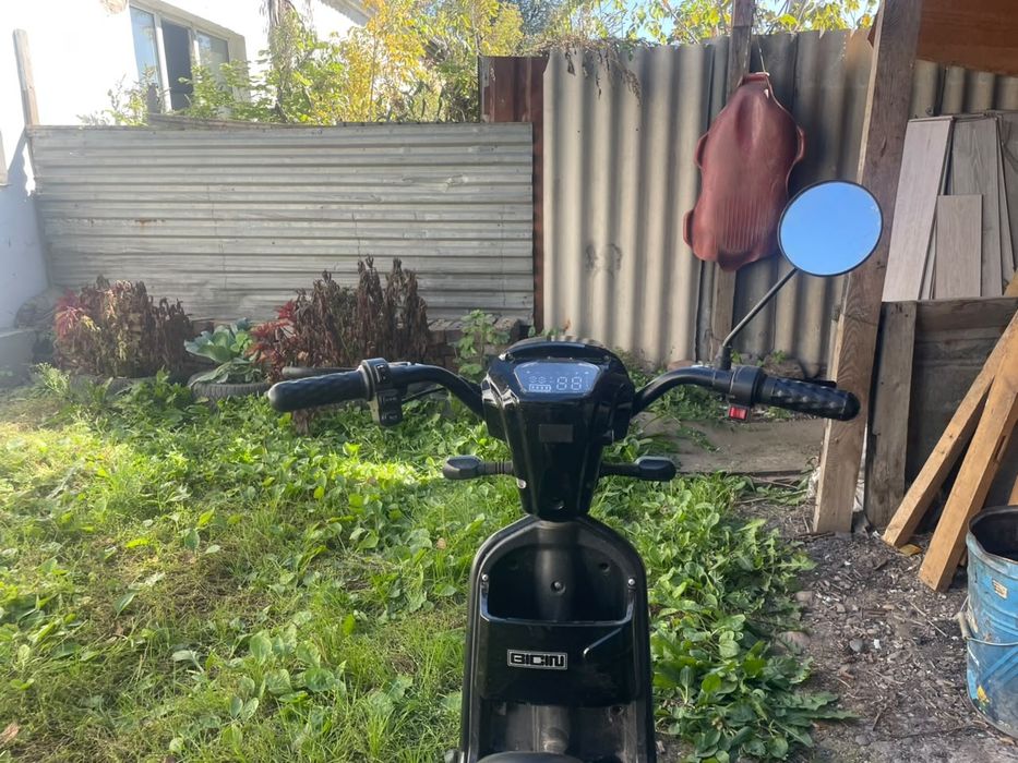 Продам скутер ск8
