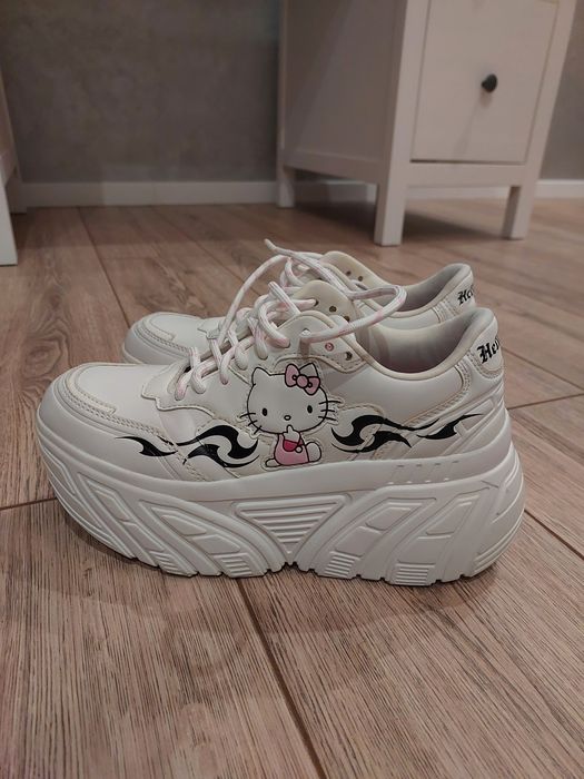 продаю кросовки  срочно пожалуйста