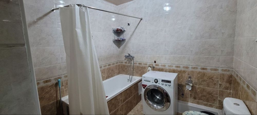 Санат саройи олдида Янги курилган Дом