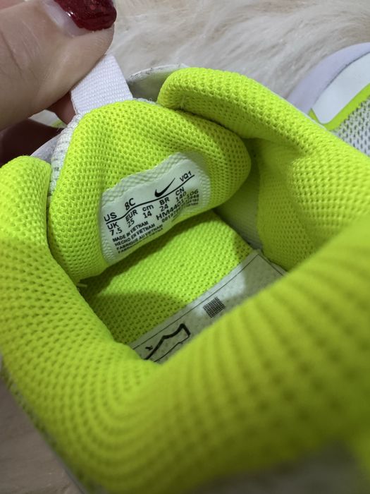 Бели маратонки Nike