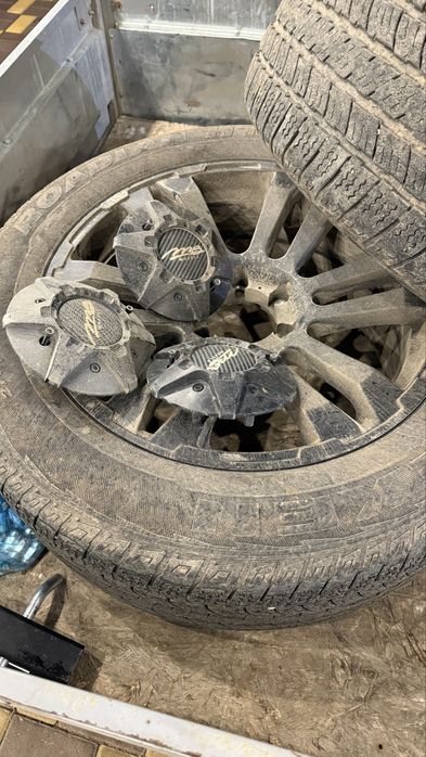 8 шин, 4 с дисками комплект.