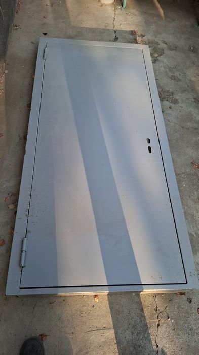 Металлическая железная дверь