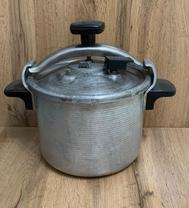 Скороварка кастрюли бидоны чайник друшлаг