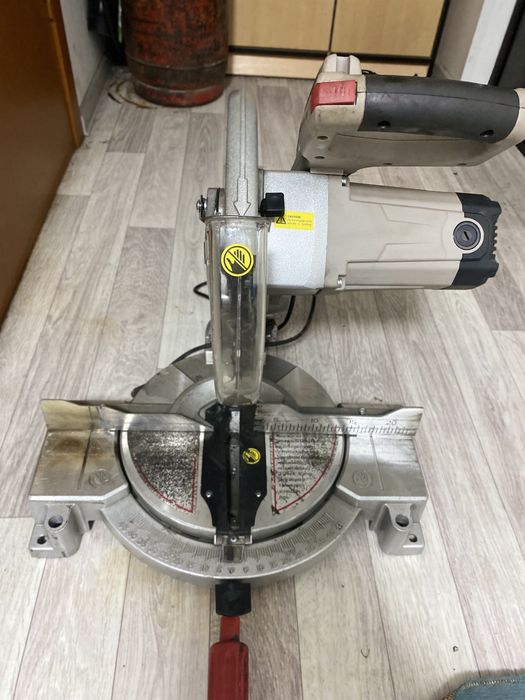 Пила торцовочная CROWN CT15208 торцовка