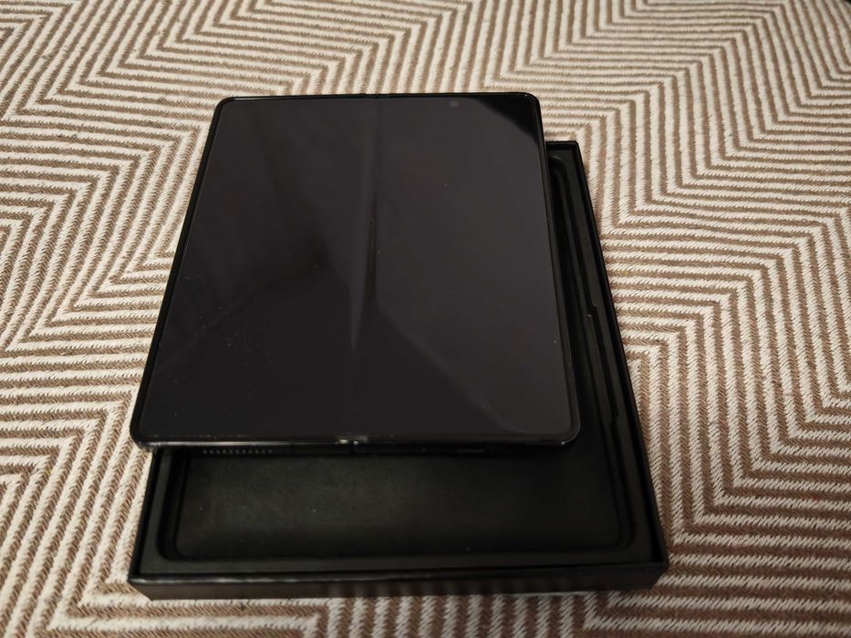 Продавам Samsung Galaxy Z Fold 4 перфектен с 6 месеца гаранция