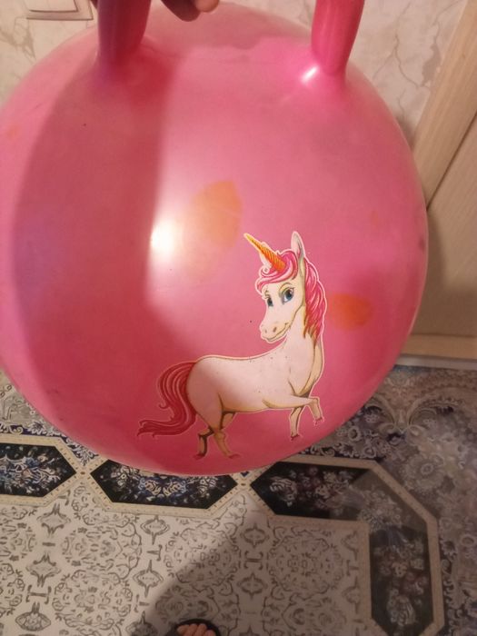 Продам два больших мяча б/у.