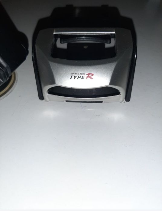 Поставка за телефон и чаша в кола