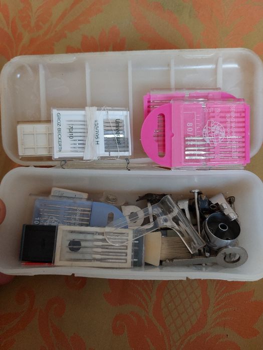 Masina de cusut Monica cu toate accesoriile