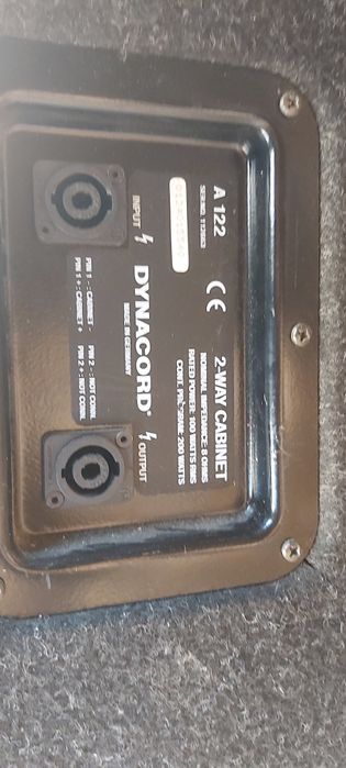 2 boxe dynacord 100w/200w dimensiuni 45 x 36 x 30 cm +statie statie Ya