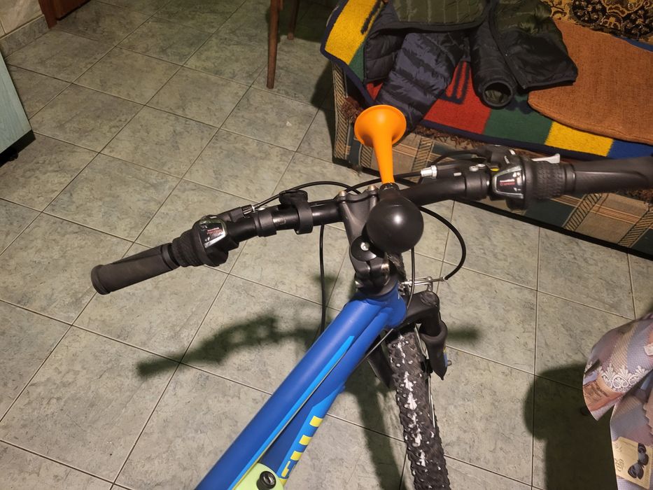 Bicicletă de copii mici cu sunspensie față și are 6 viteze