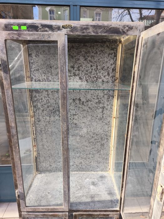 Метална аптекарска витрина от царско време