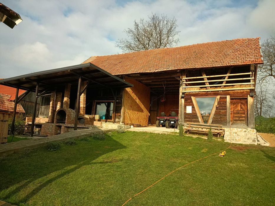 Cabana cu ciubăr, masa de tenis/poker, darts, teren de volei, ATV-uri