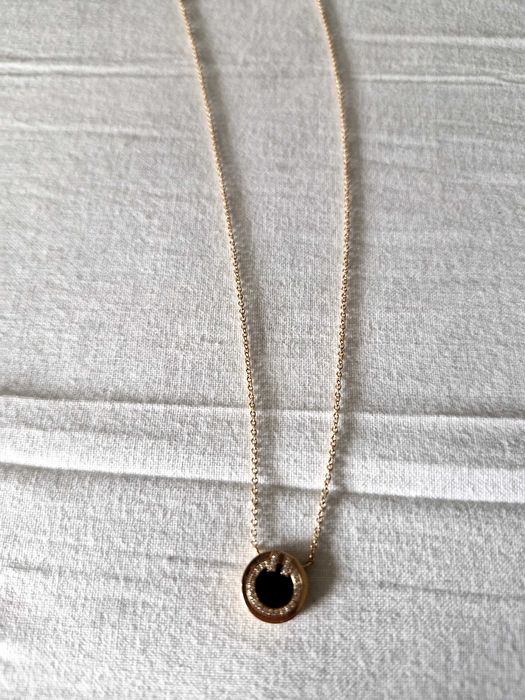 Diamond and Black Onyx Circle Pendant in Rose Gold, adică un pandantiv din colecția Tiffany T, cu aur roz, diamante și onix negru