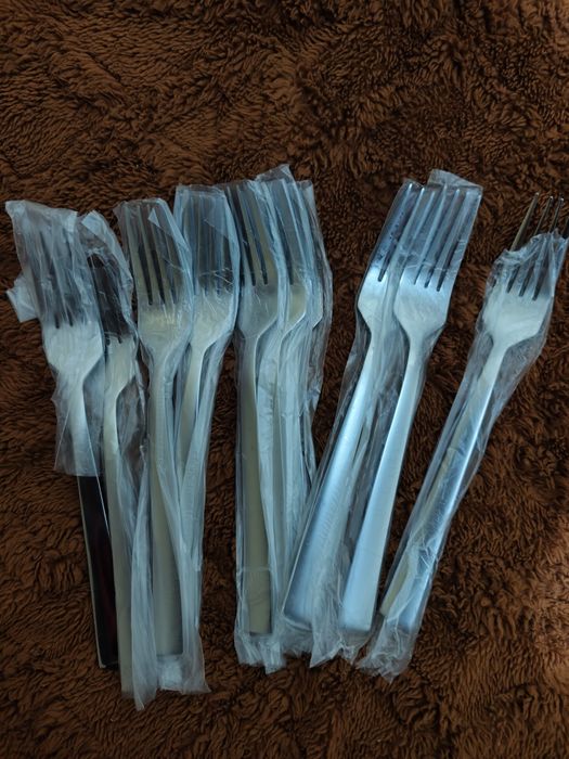 Set de 24 piese 12 furculițe și 12 cuțite