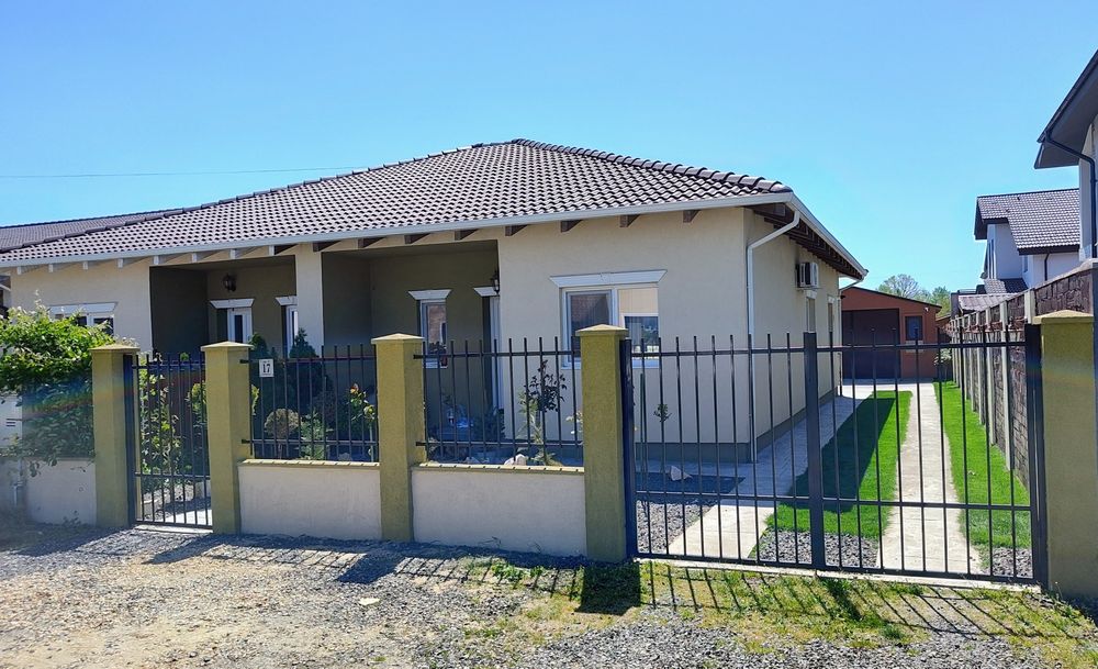 Proprietar vând Duplex parter cu  Garaj  - 35 mp.  Preț 147.000 E.