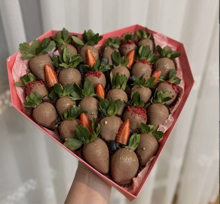 Клубника в шоколаде в виде торта