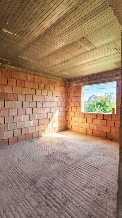 Casa la rosu ,3 camere + open space cu mansarda , constructie 2024 , 140mp ,teren 1500 mp , Sat Malaiesti ,PH la 15 min de oras, zona linistita