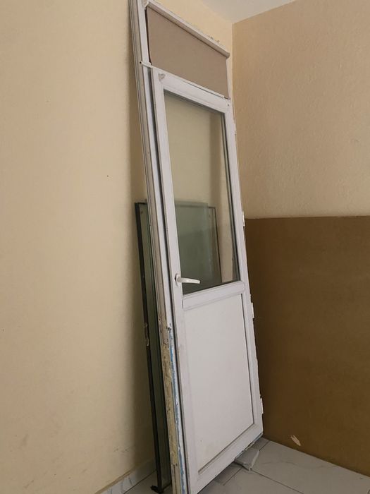 Двери 3шт 1 стеклянная на  балкон