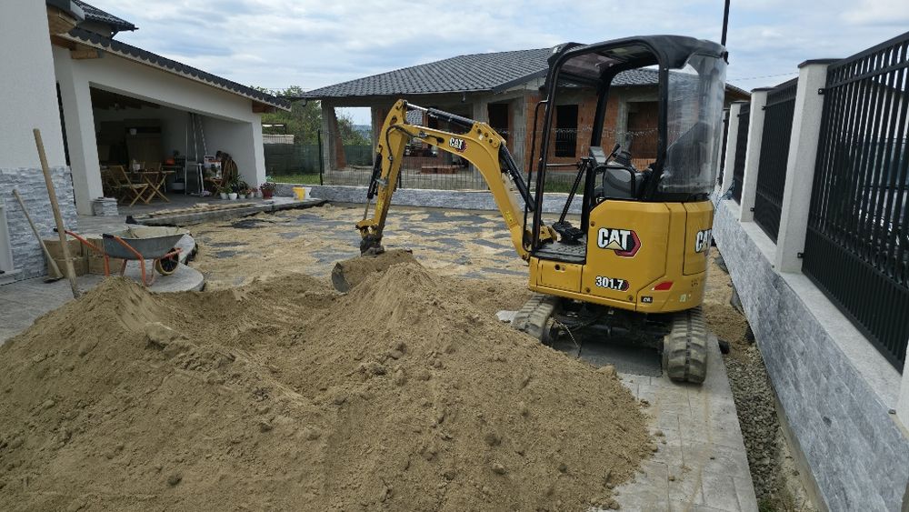 Inchiriez miniexcavator cu operator pentru diferite activități picon
