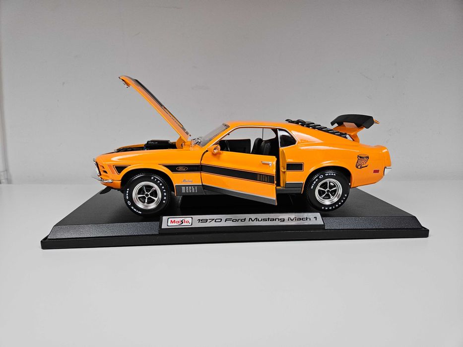 Vand colectie machete auto Camaro vs Mustang scara 1:18